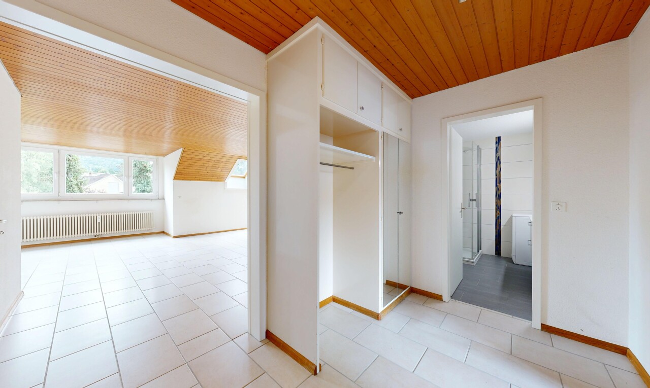 leerer raum mit wood ceiling, holzdecke, light floor, natural light, und natürliches licht
