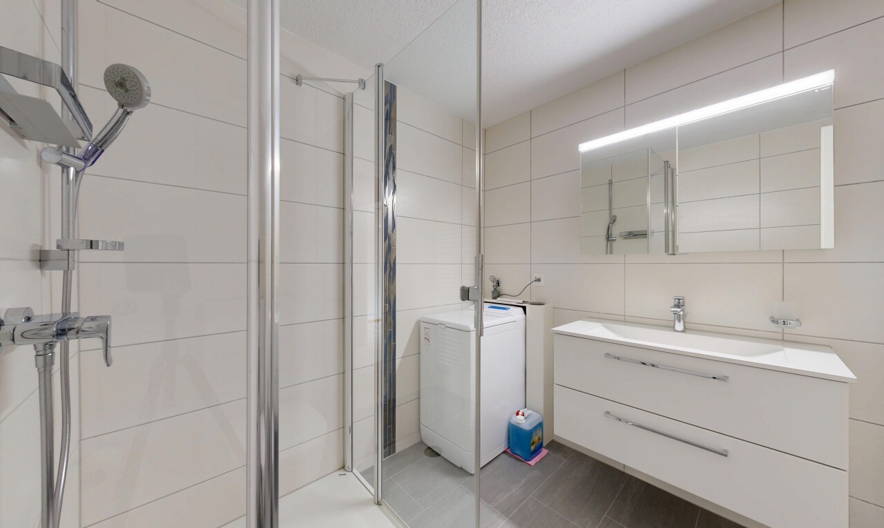 bad mit tile wall, fliesenwand, spiegel, komplettes badezimmer, und schminktisch