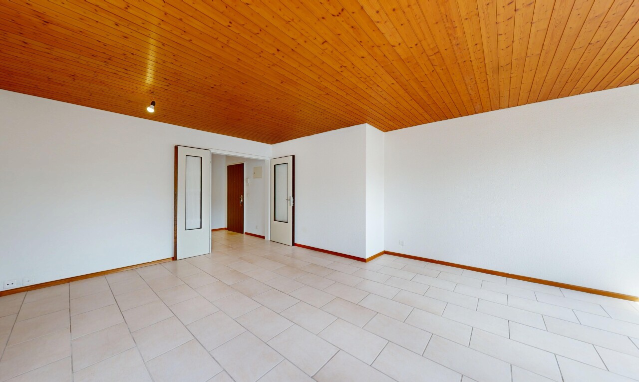 leerer raum mit inside property, light floor, gipskartonwand, drywall, und sockelleisten