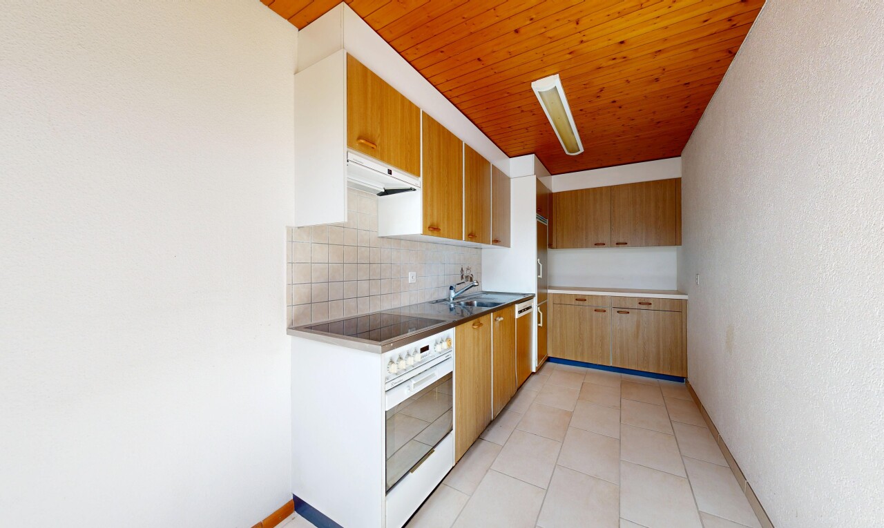 küche mit dark countertops, arbeitsplatten, light floor, küchenrückwand beim Herd, und küchenrückwand beim herd