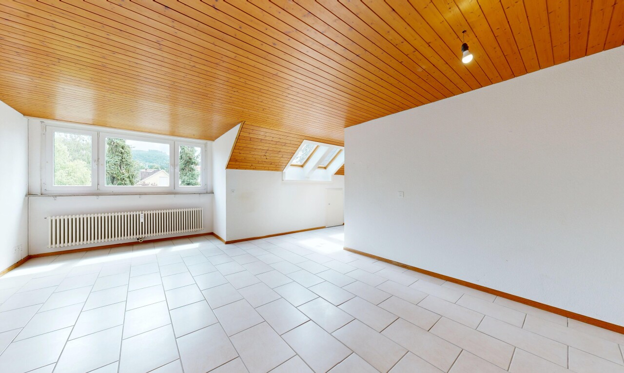 leerer raum mit light floor, baseboards wall, sockelleisten, low ceiling, und niedrige decke