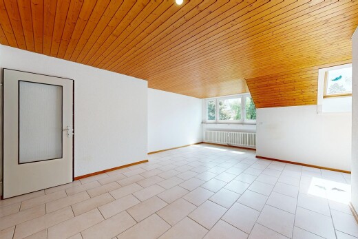 leerer raum mit light floor, inside property, holzdecke, wood ceiling, und niedrige decke