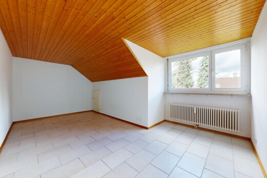 leerer raum mit natural light, natürliches licht, light floor, kühler, und vaulted ceiling