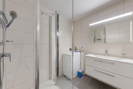 bad mit tile wall, fliesenwand, spiegel, komplettes badezimmer, und schminktisch