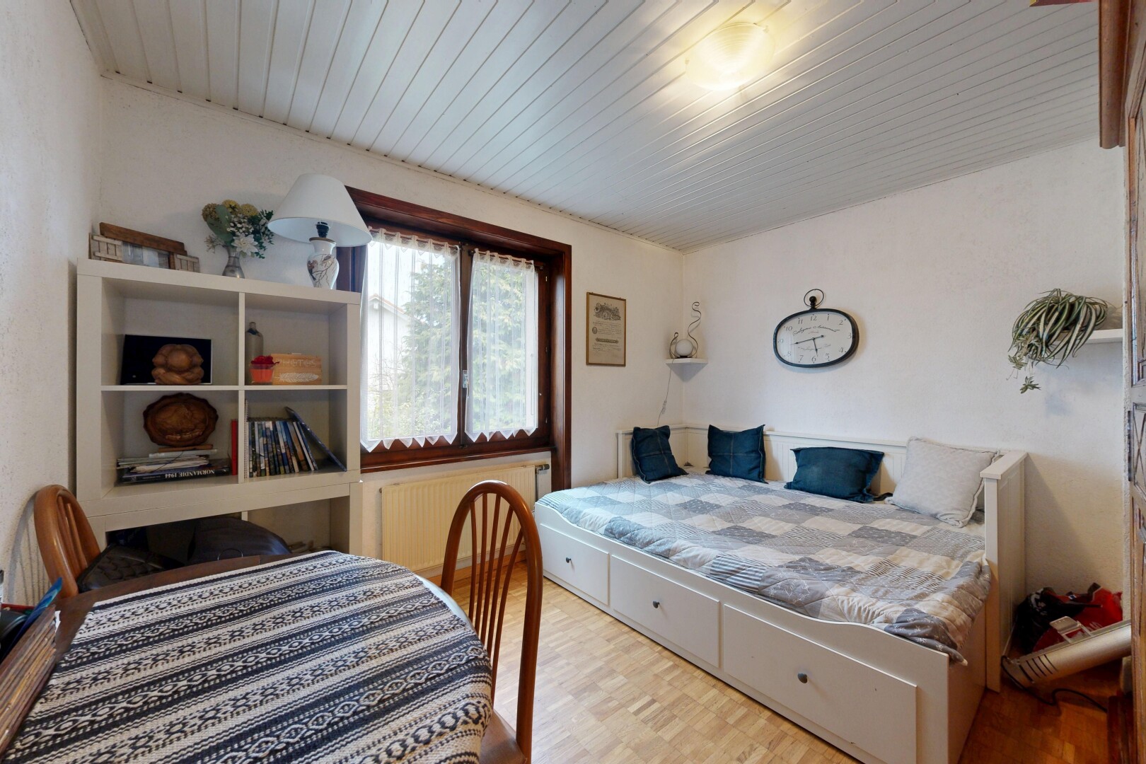 chambre avec lumière naturelle, natural light, cloison sèche, drywall, et inside property
