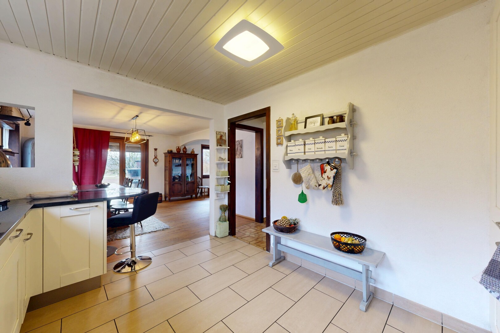 cuisine avec plans de travail, plafond en bois, wood ceiling, lumière naturelle, et natural light