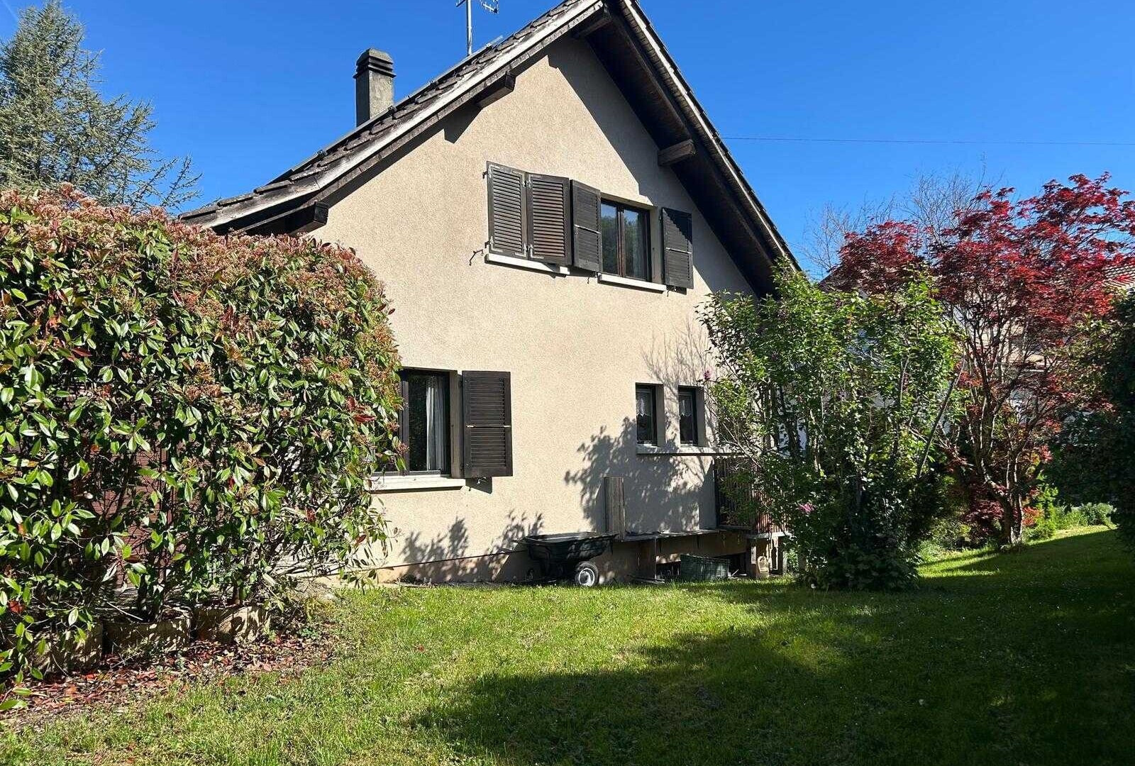 façade avec bardage en stuc, property visible, day time, pelouse, et cheminée