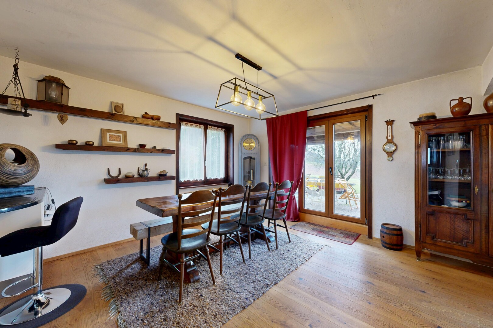 salle à manger avec lumière naturelle, natural light, cloison sèche, drywall, et sol en finition bois