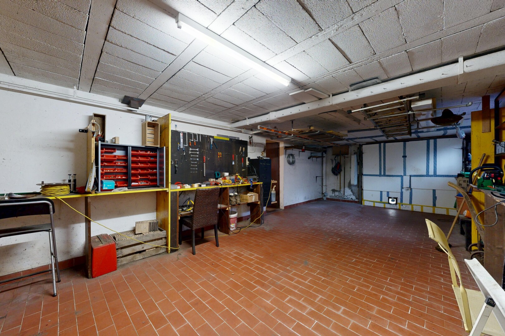 parking avec inside property