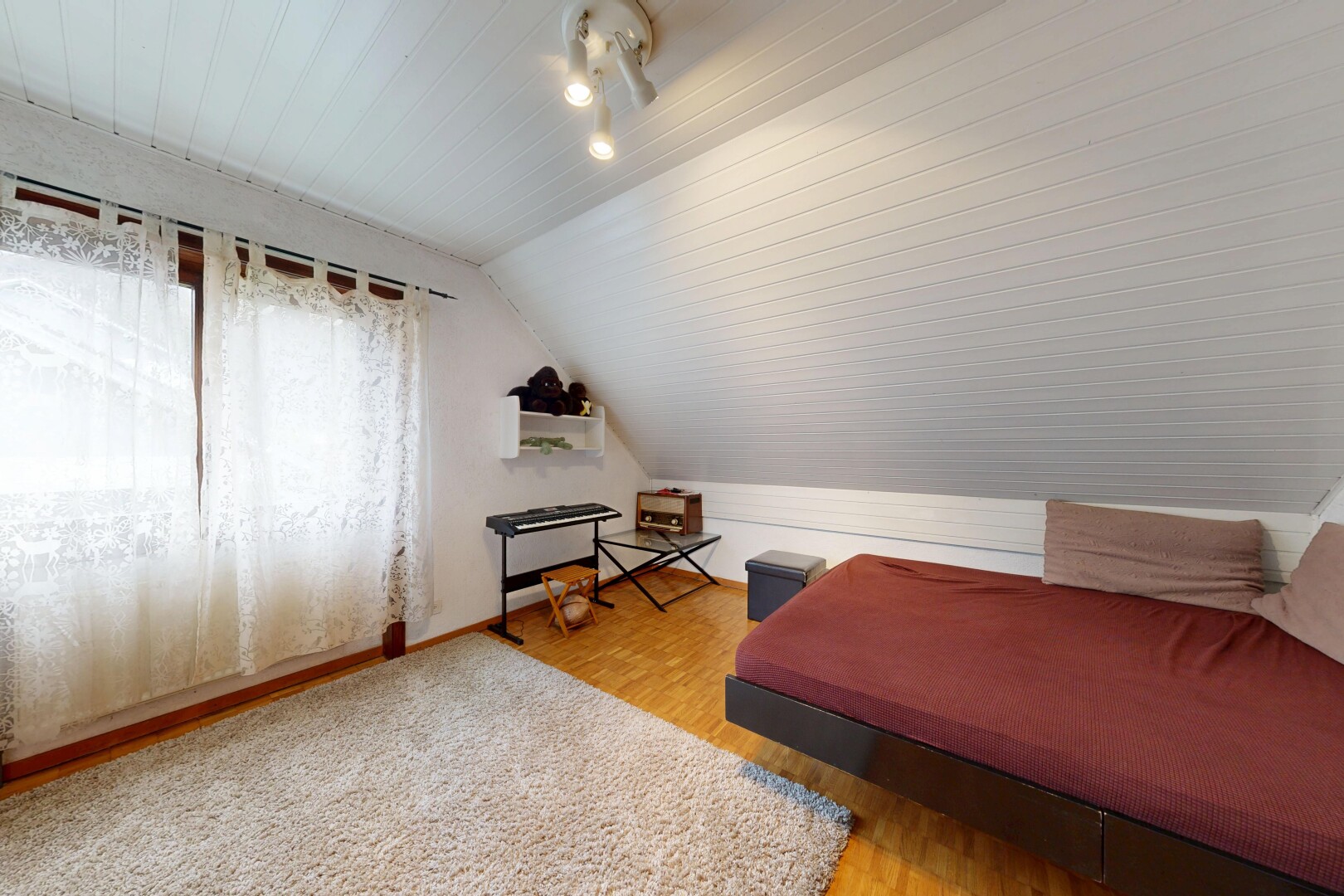 chambre avec pièce supplémentaire, lumière naturelle, natural light, sol en finition bois, et wood finish floor