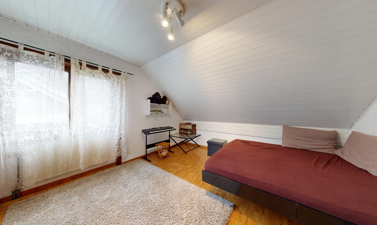 chambre avec pièce supplémentaire, lumière naturelle, natural light, sol en finition bois, et wood finish floor