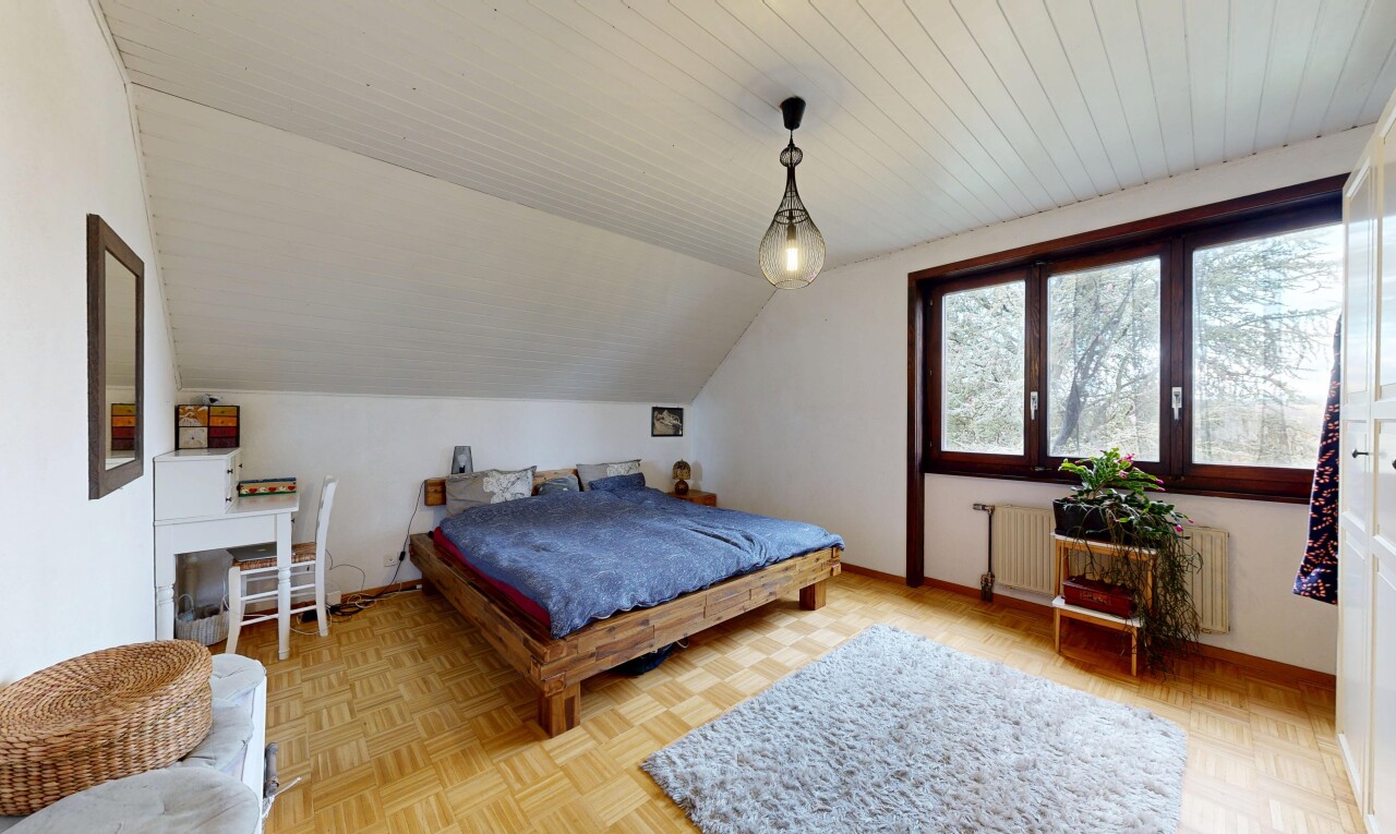 chambre avec radiateur, pièce supplémentaire, cloison sèche, drywall, et inside property