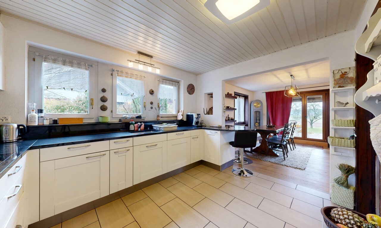 cuisine avec lumière naturelle, natural light, armoires de style shaker, plans de travail, et wood ceiling