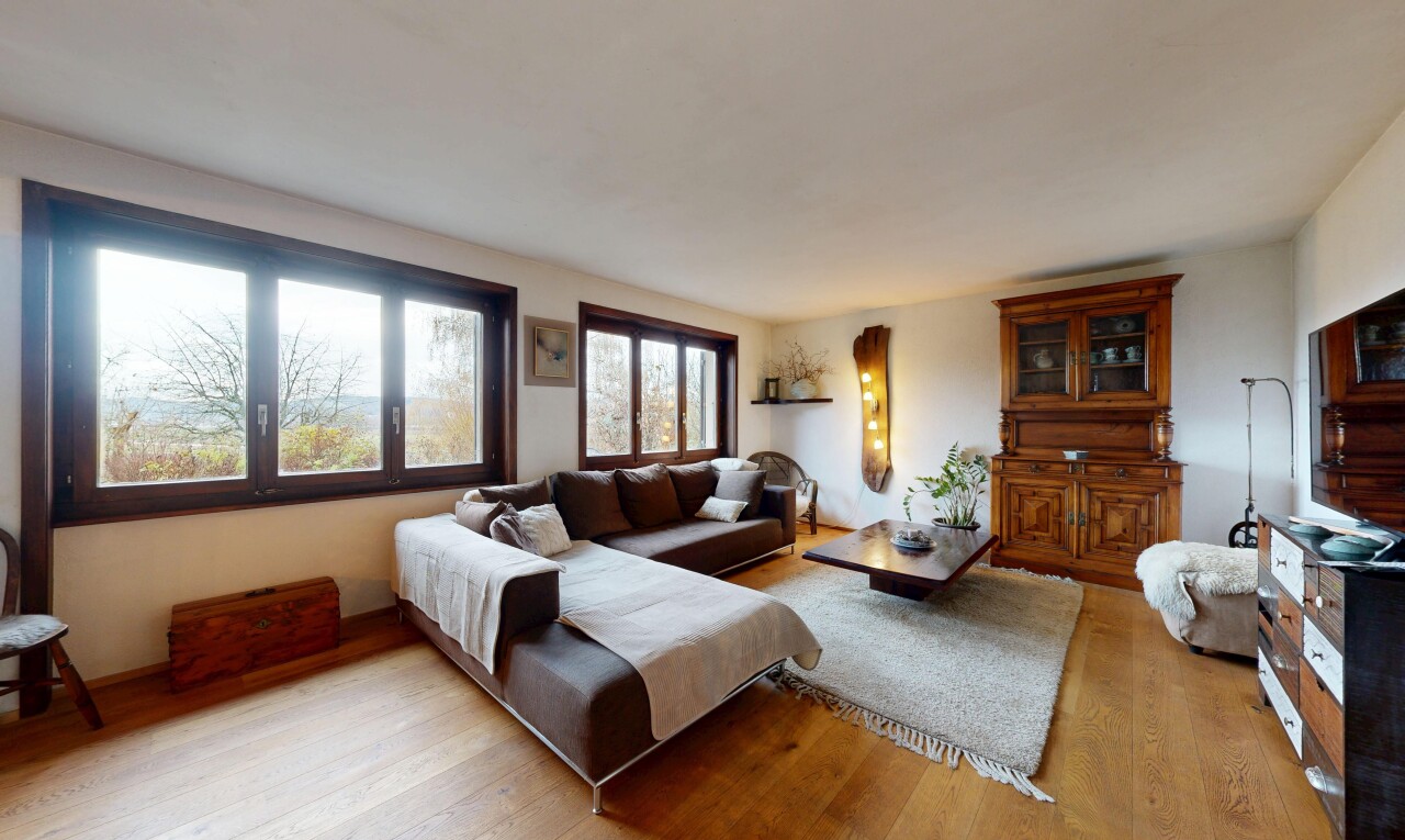 salon avec sol en finition bois, wood finish floor, cloison sèche, drywall, et inside property