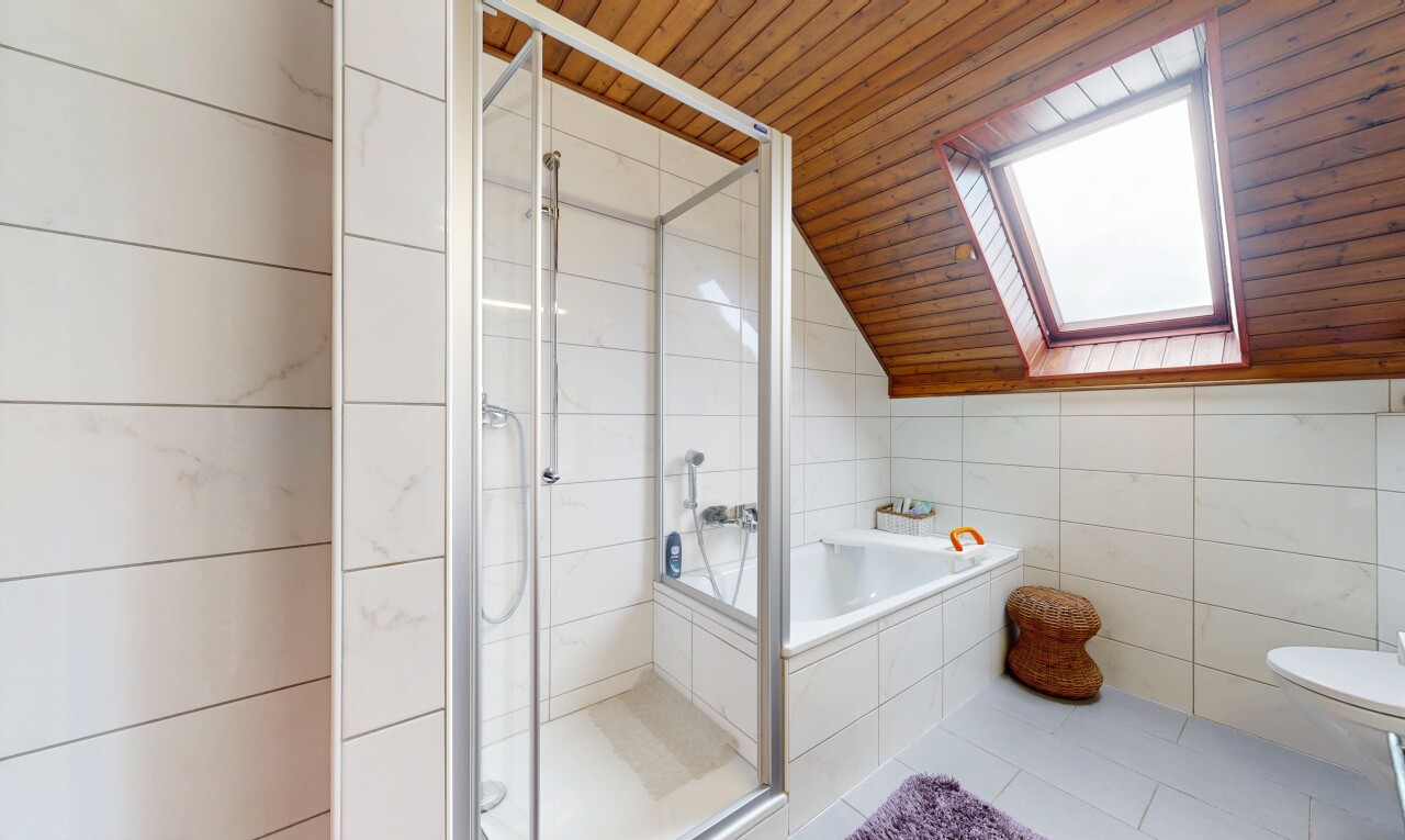 salle de bains avec plafond voûté, vaulted ceiling, salle de bain complète, douche, et mur en carrelage