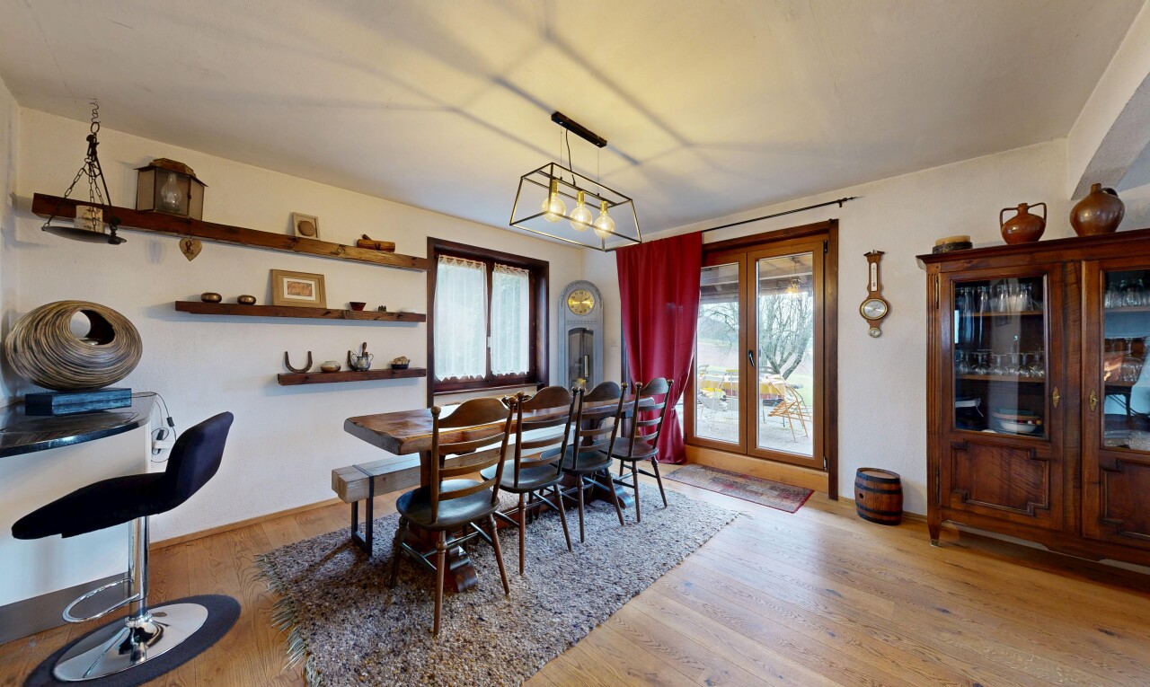 salle à manger avec lumière naturelle, natural light, cloison sèche, drywall, et sol en finition bois