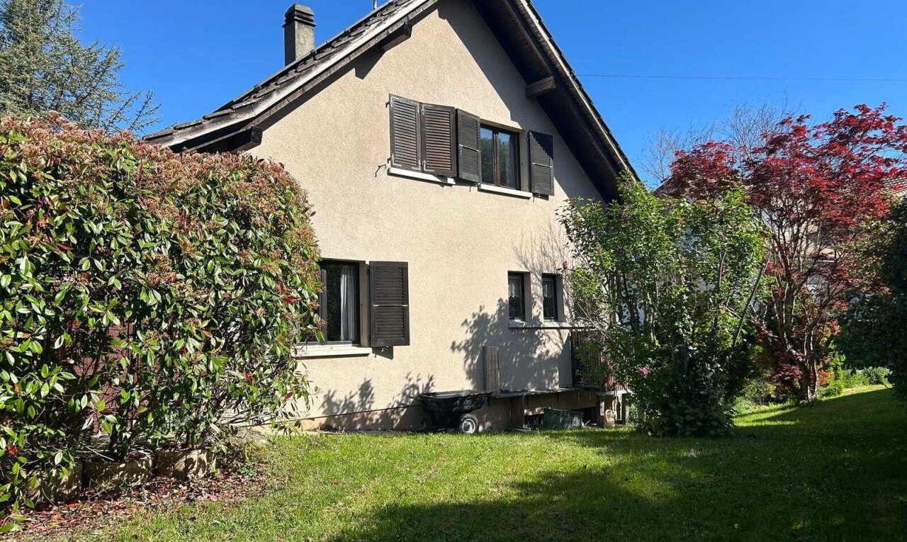 façade avec bardage en stuc, property visible, day time, pelouse, et cheminée