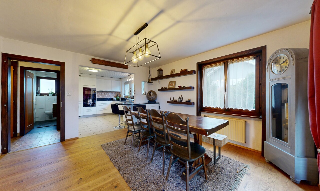 salle à manger avec lumière naturelle, natural light, radiateur, cloison sèche, et drywall