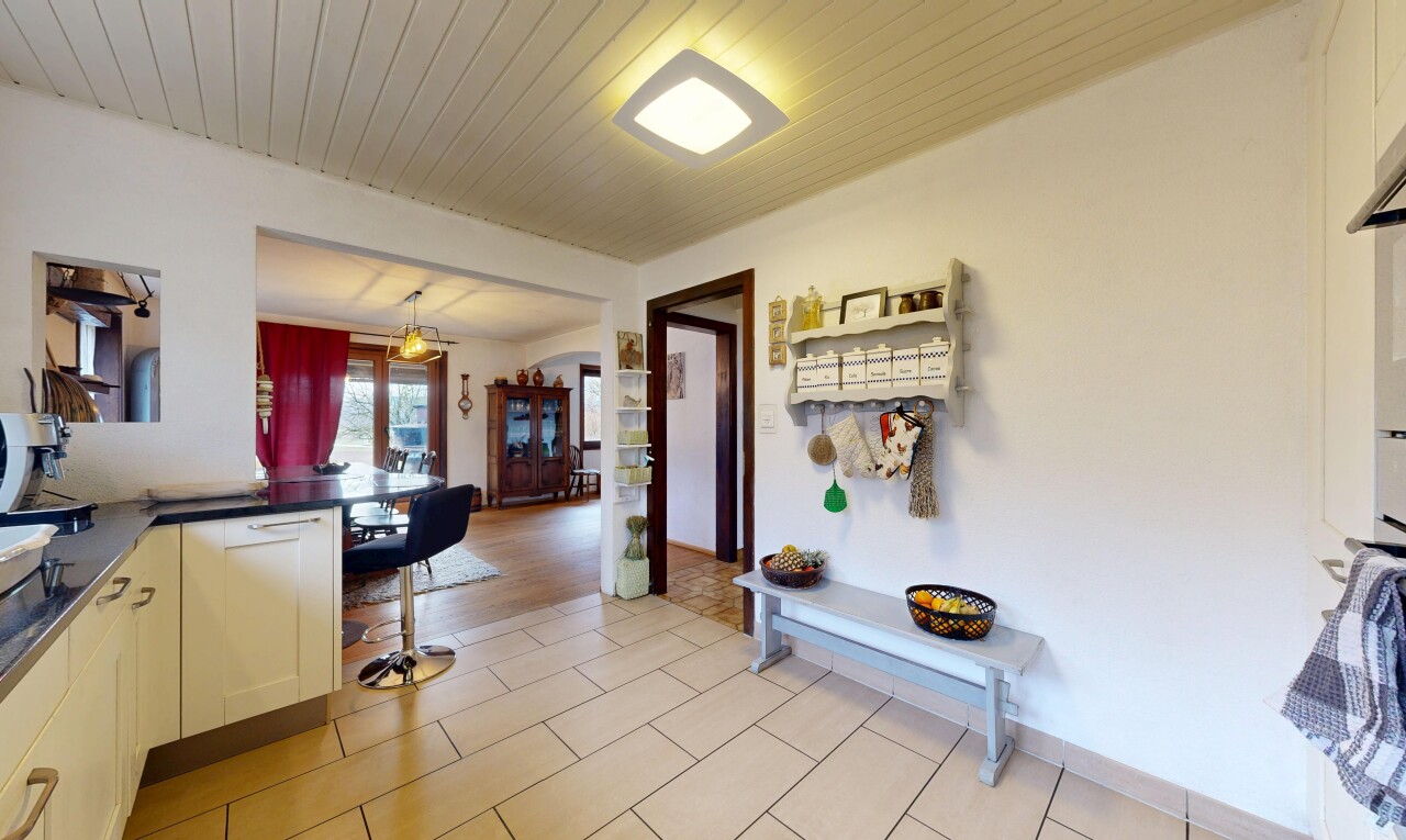 cuisine avec plans de travail, plafond en bois, wood ceiling, lumière naturelle, et natural light