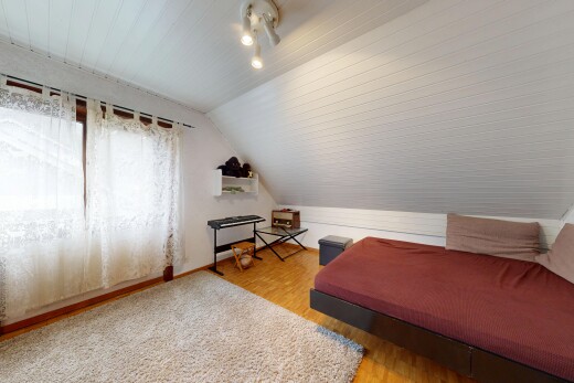 chambre avec pièce supplémentaire, lumière naturelle, natural light, sol en finition bois, et wood finish floor