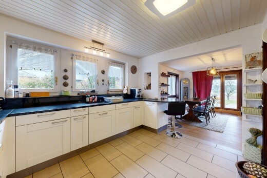 cuisine avec lumière naturelle, natural light, armoires de style shaker, plans de travail, et wood ceiling