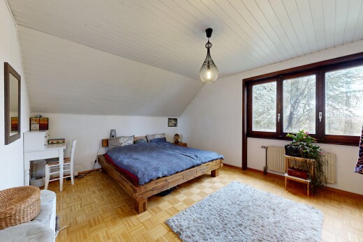 chambre avec radiateur, pièce supplémentaire, cloison sèche, drywall, et inside property