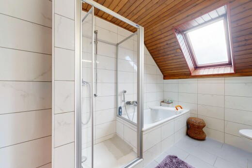 salle de bains avec plafond voûté, vaulted ceiling, salle de bain complète, douche, et mur en carrelage