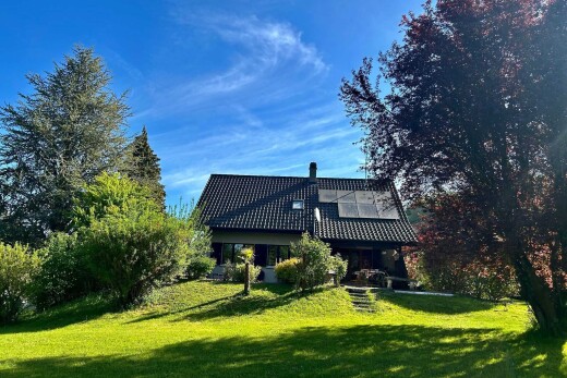 façade avec pelouse, property visible, et day time