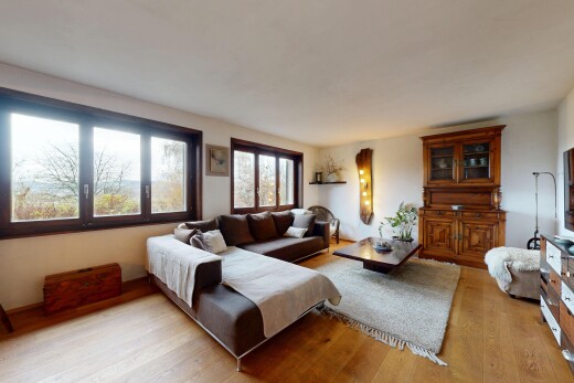 salon avec sol en finition bois, wood finish floor, cloison sèche, drywall, et inside property