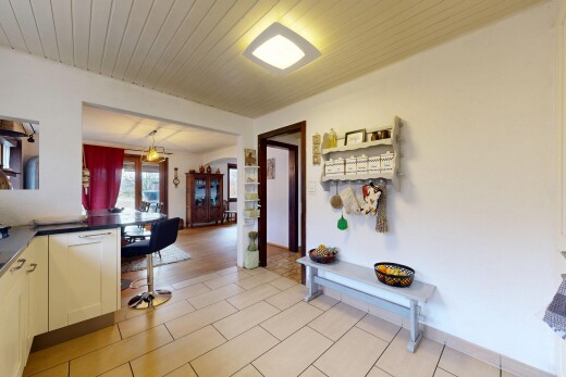 cuisine avec plans de travail, plafond en bois, wood ceiling, lumière naturelle, et natural light