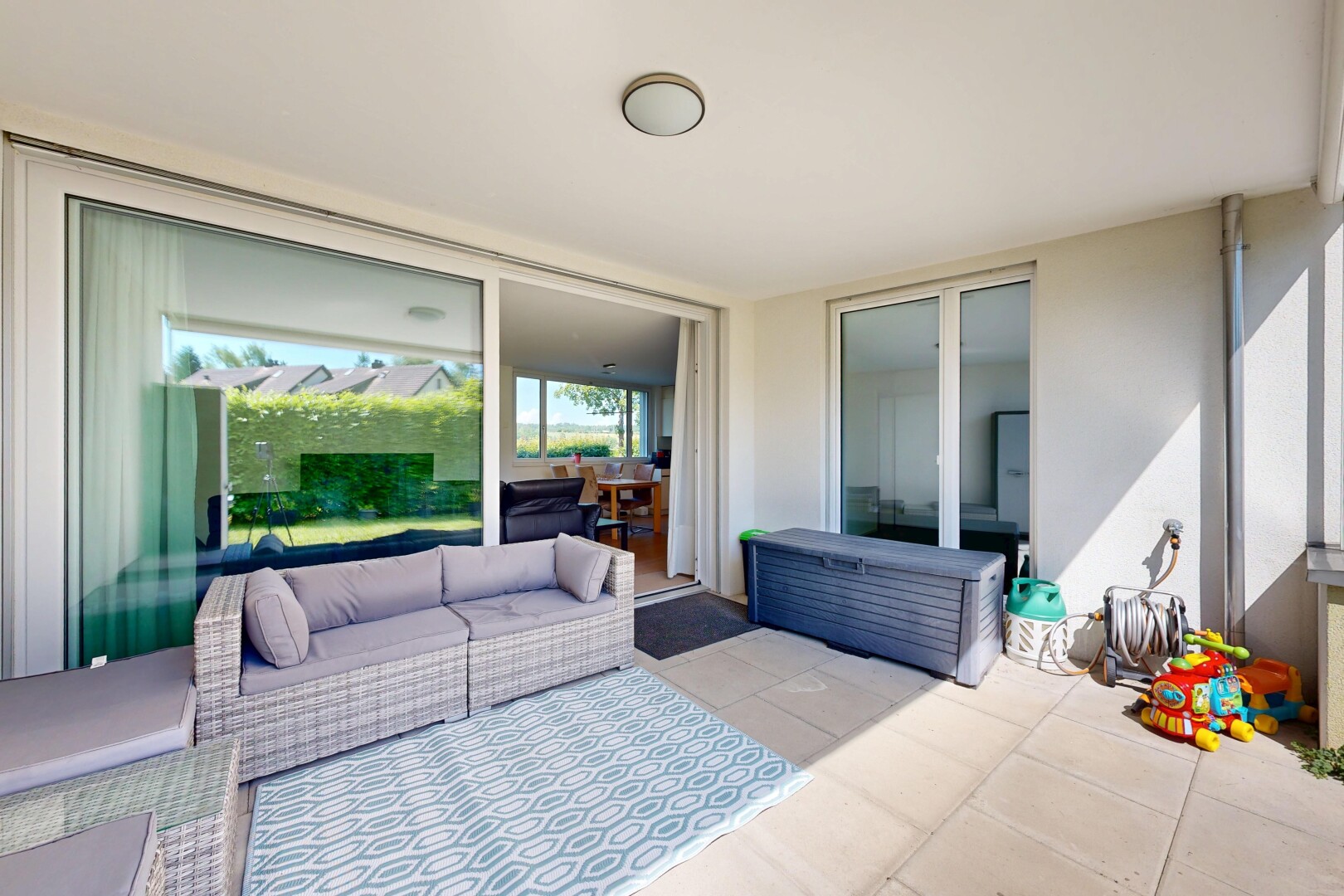 terrasse mit wohnraum im freien und property visible