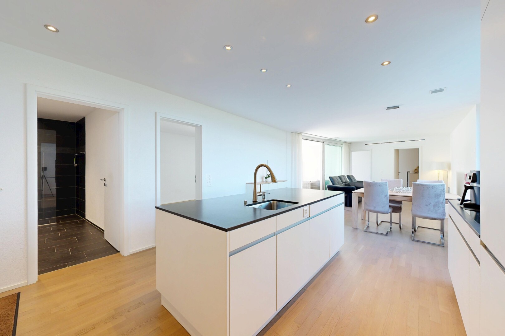 küche mit holzfußboden, wood finish floor, kücheninsel, kitchen island, und weiße schränke
