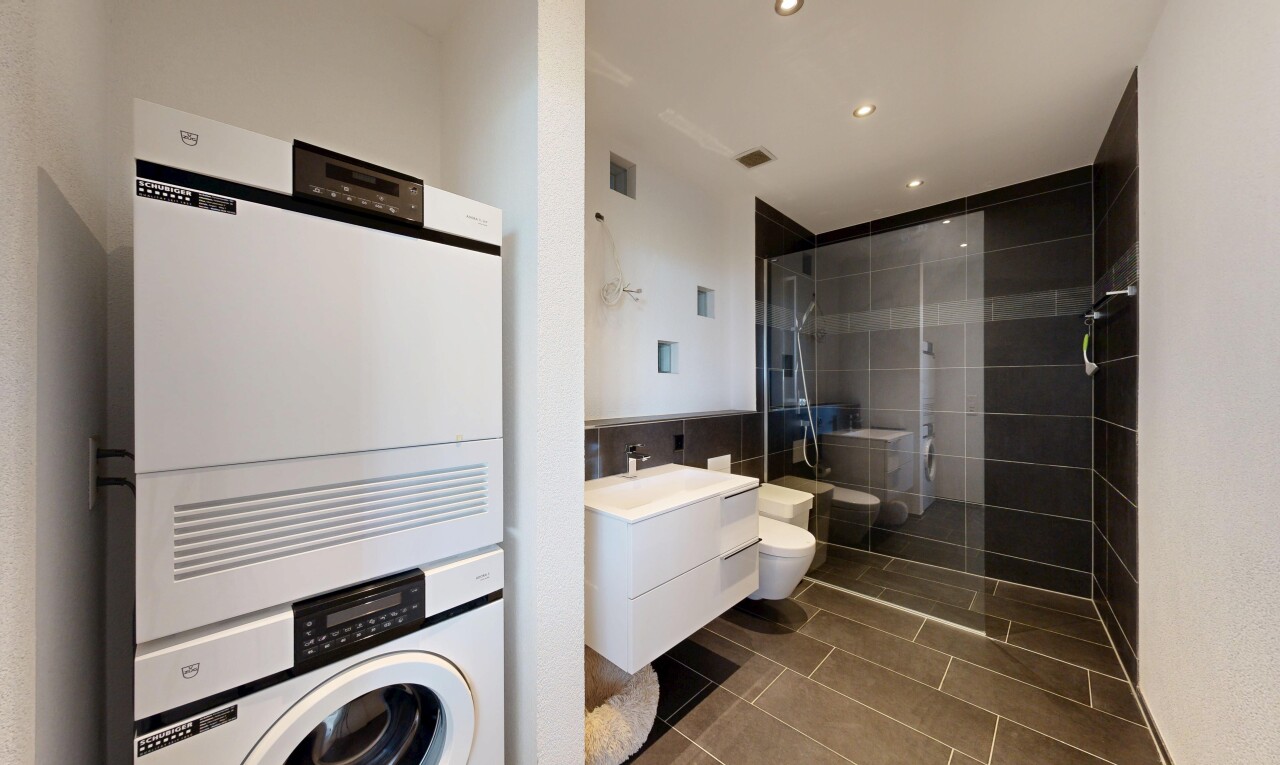 bad mit dusche, komplettes badezimmer, inside property, schminktisch, und waschturm