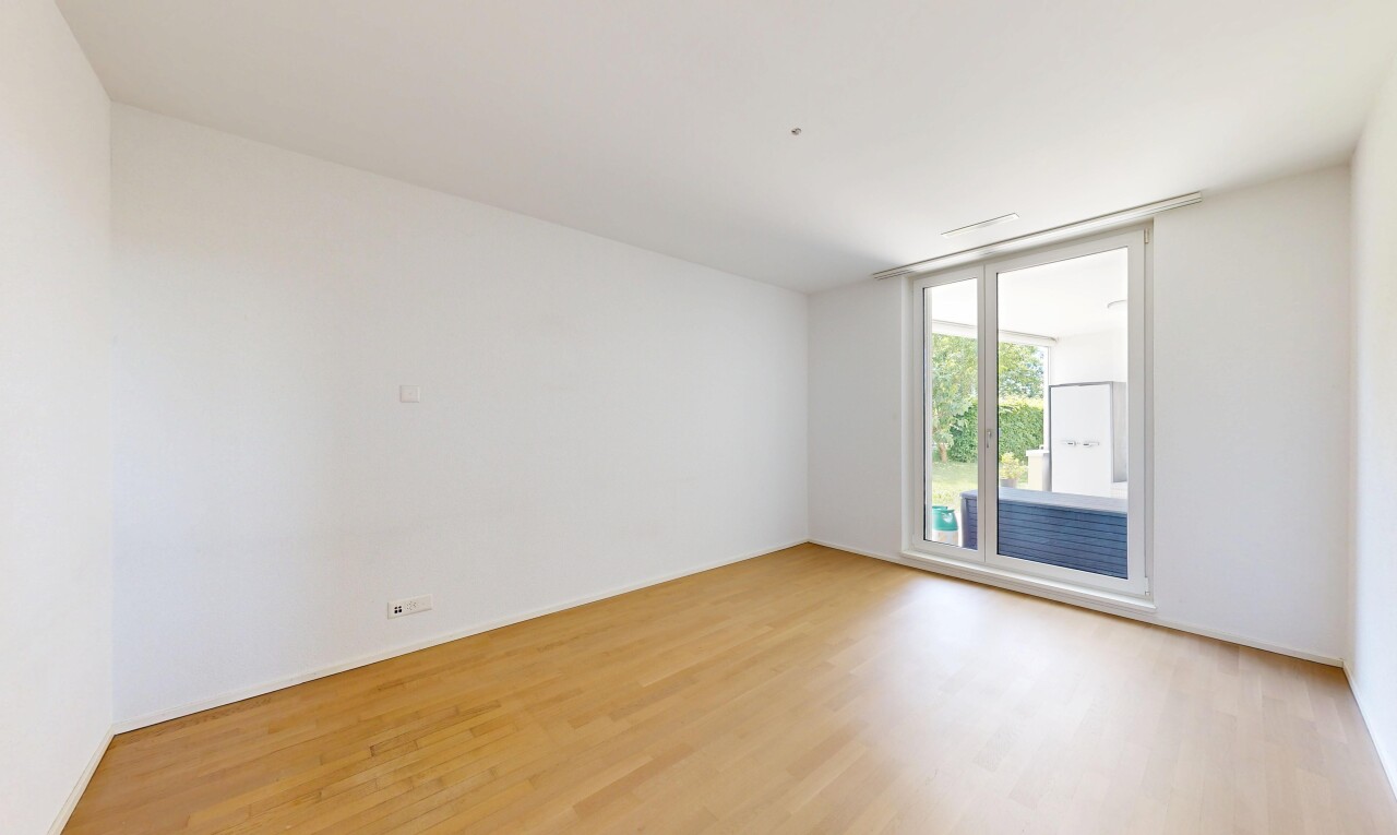 leerer raum mit holzfußboden, wood finish floor, inside property, gipskartonwand, und drywall