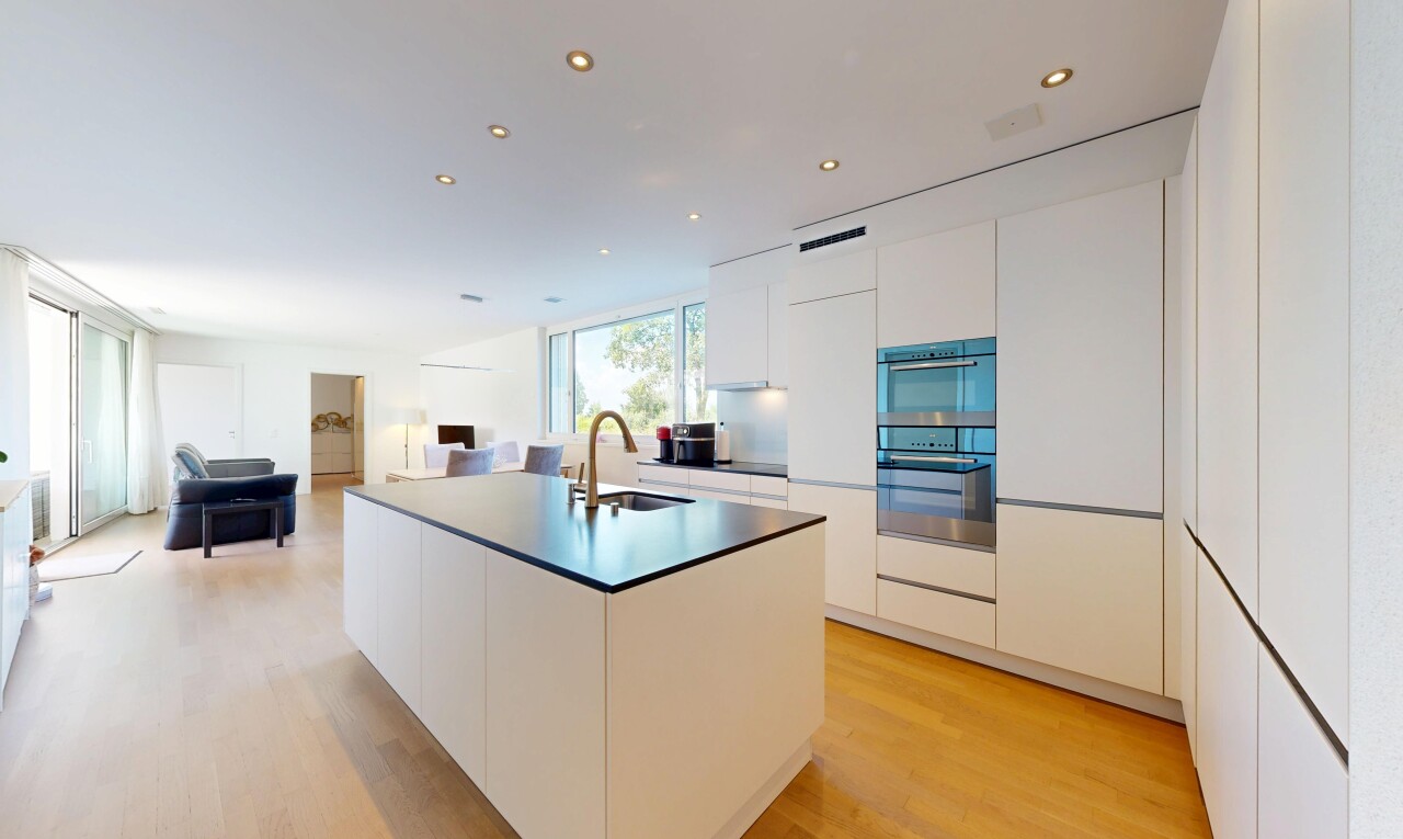 küche mit flat panel cabinets, schränke mit flachen paneelen, white cabinets, weiße schränke, und wood finish floor
