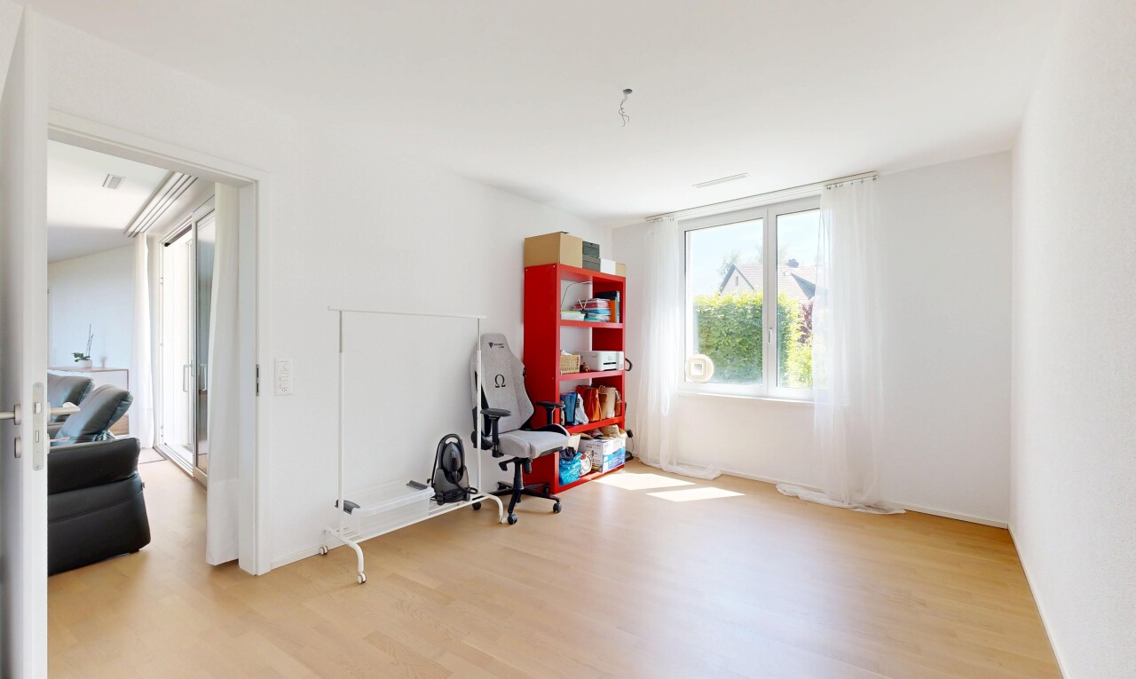 leerer raum mit wood finish floor, holzfußboden, drywall, gipskartonwand, und natural light