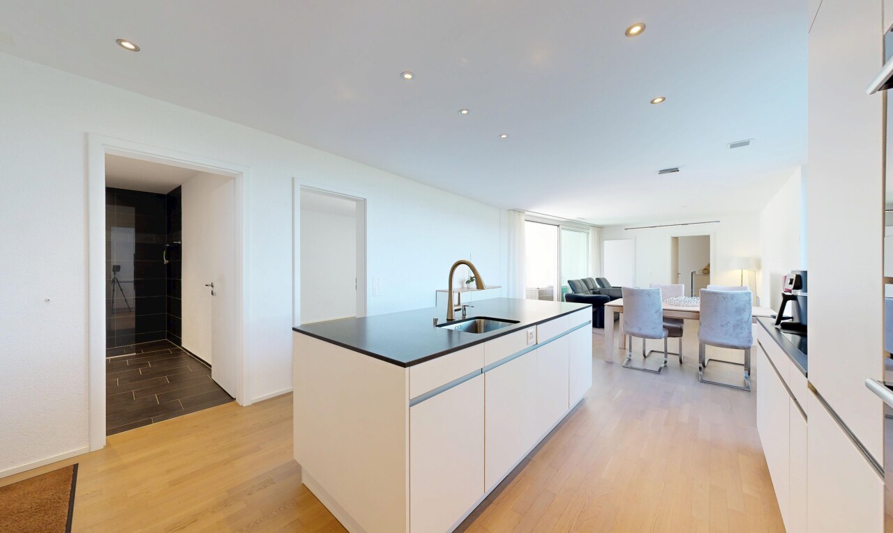 küche mit holzfußboden, wood finish floor, kücheninsel, kitchen island, und weiße schränke