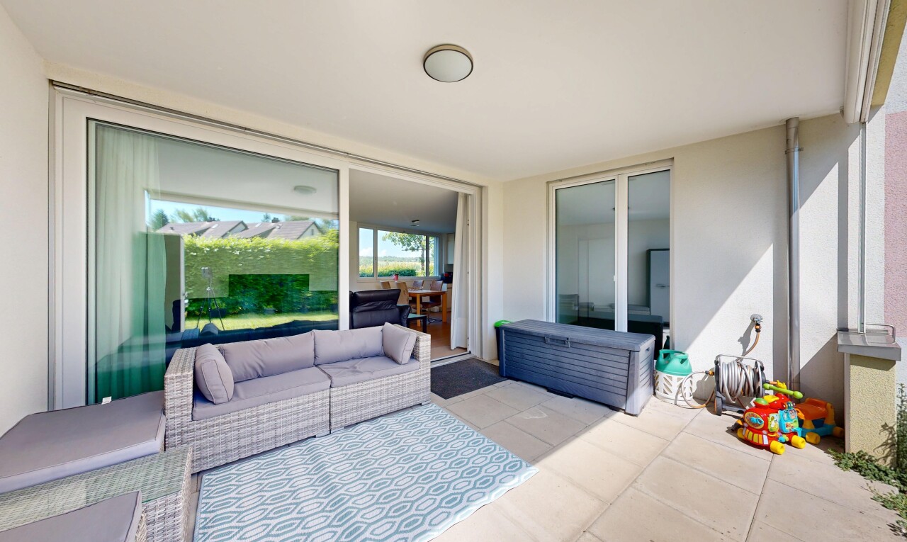 terrasse mit wohnraum im freien und property visible