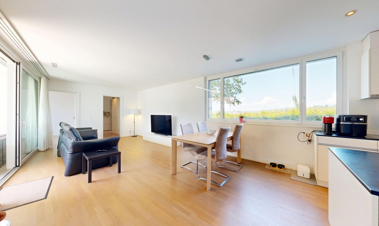 wohn- / esszimmer mit wood finish floor, holzfußboden, natural light, natürliches licht, und inside property