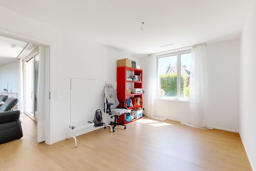 leerer raum mit wood finish floor, holzfußboden, drywall, gipskartonwand, und natural light