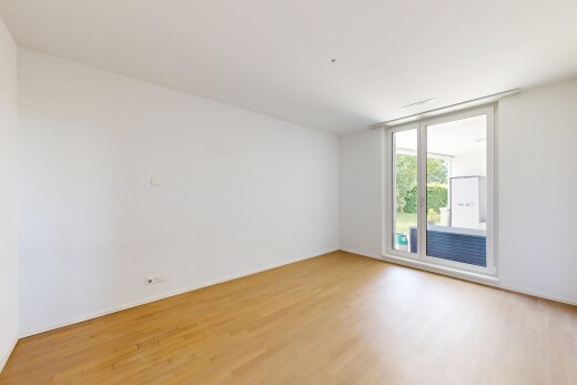 leerer raum mit holzfußboden, wood finish floor, inside property, gipskartonwand, und drywall