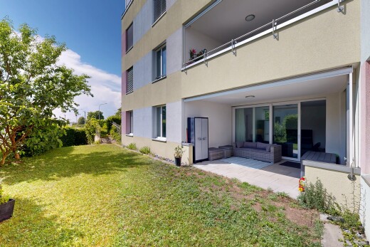 außenansicht mit stuckverkleidung, rasen, terrasse, und day time