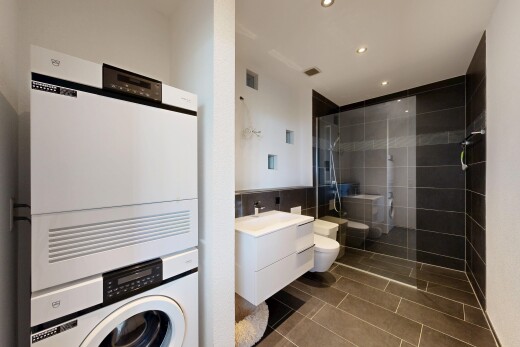 bad mit dusche, komplettes badezimmer, inside property, schminktisch, und waschturm