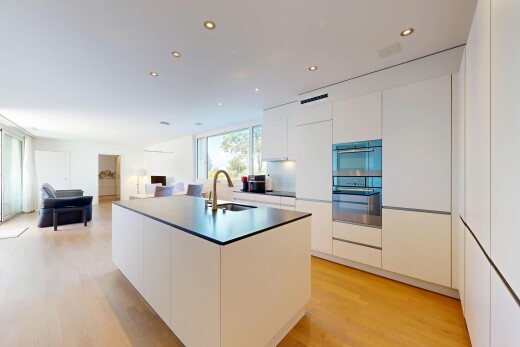 küche mit flat panel cabinets, schränke mit flachen paneelen, white cabinets, weiße schränke, und wood finish floor