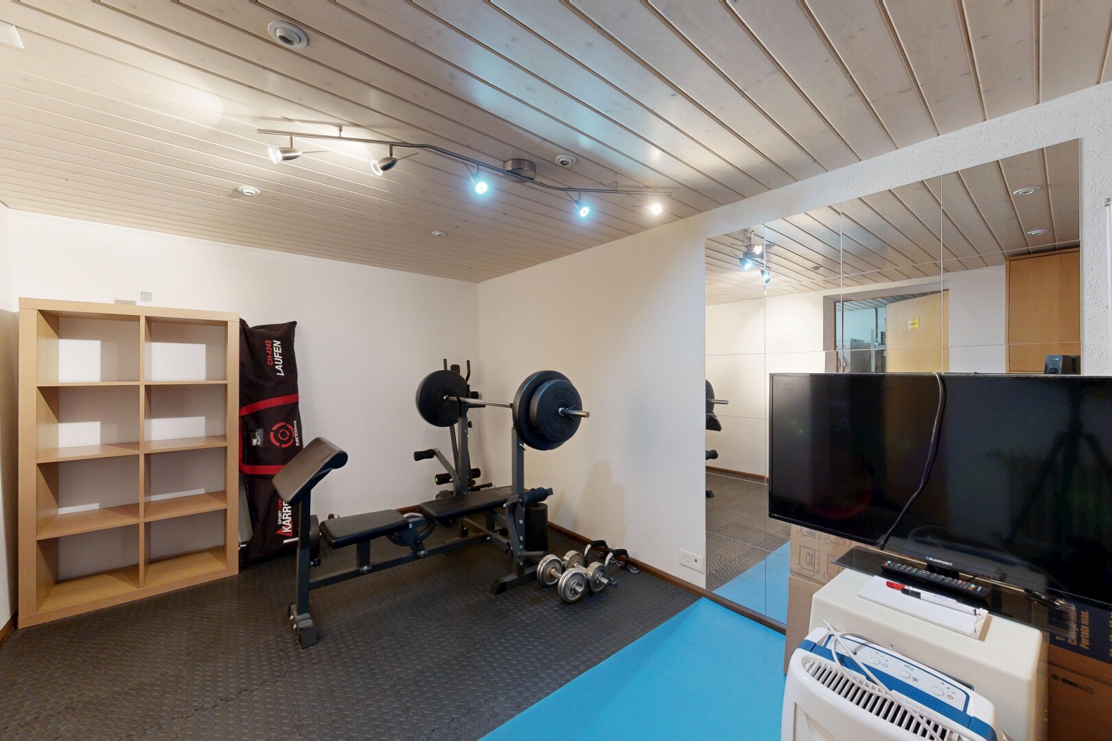 gym avec cloison sèche, drywall, inside property, plafond en bois, et wood ceiling