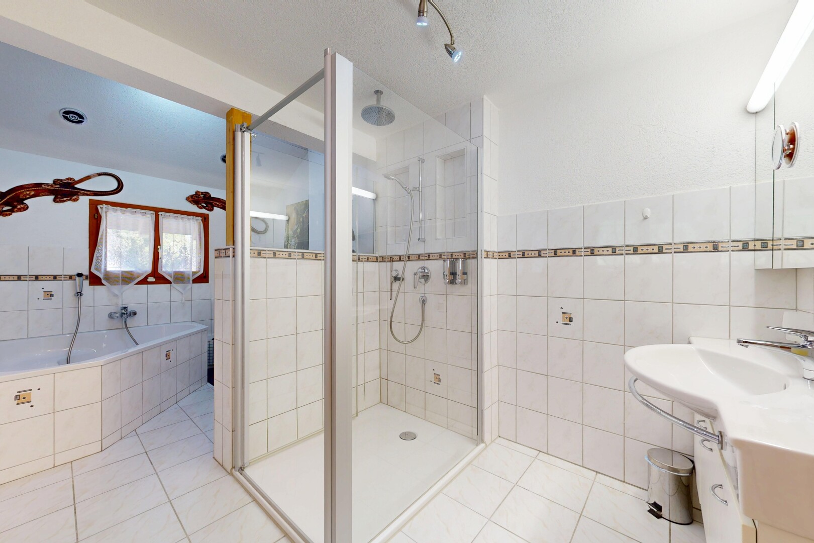 salle de bains avec douche, sol en carrelage, tile floor, salle de bain complète, et bain