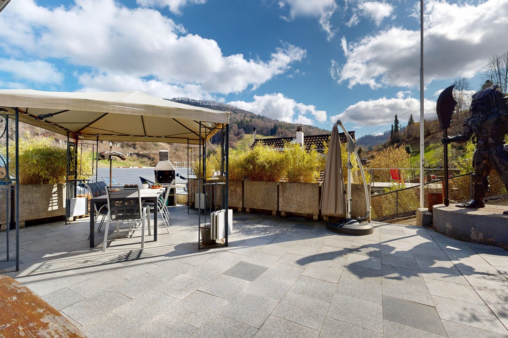 terrasse avec day time, coin repas extérieur, vue sur la montagne, mountain view, et clôture