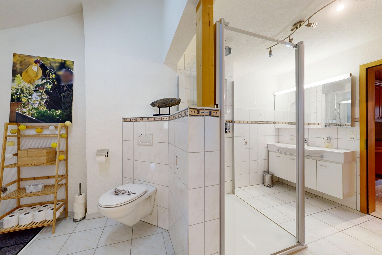 salle de bains avec salle de bain complète, sol en carrelage, tile floor, douche, et light floor