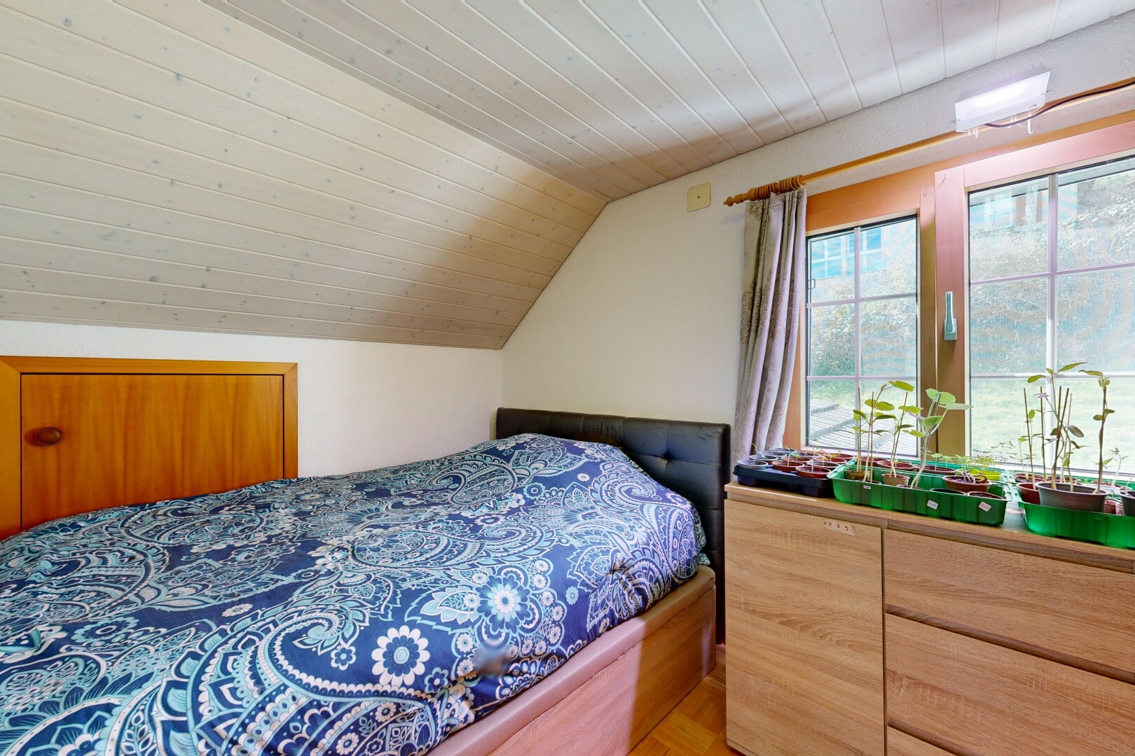 chambre avec plafond en bois, wood ceiling, plafond voûté, vaulted ceiling, et lumière naturelle