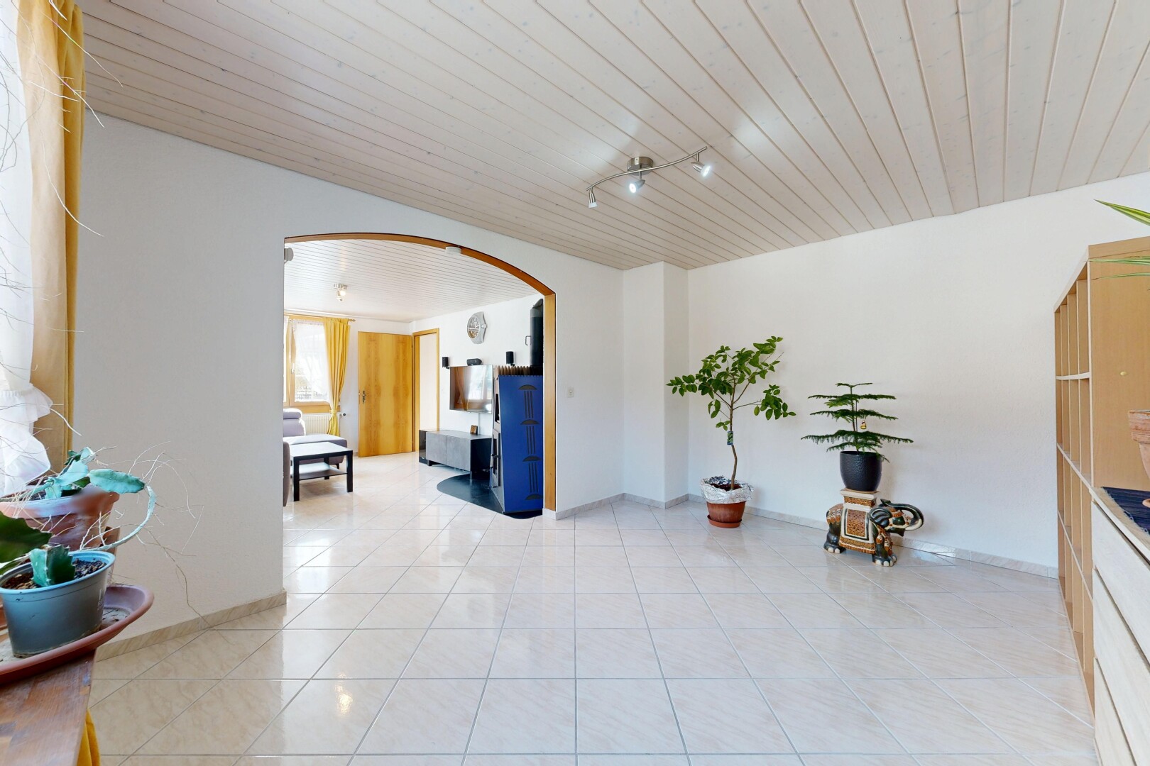 réception / lobby avec passages en arc, inside property, baseboards wall, tile floor, et drywall